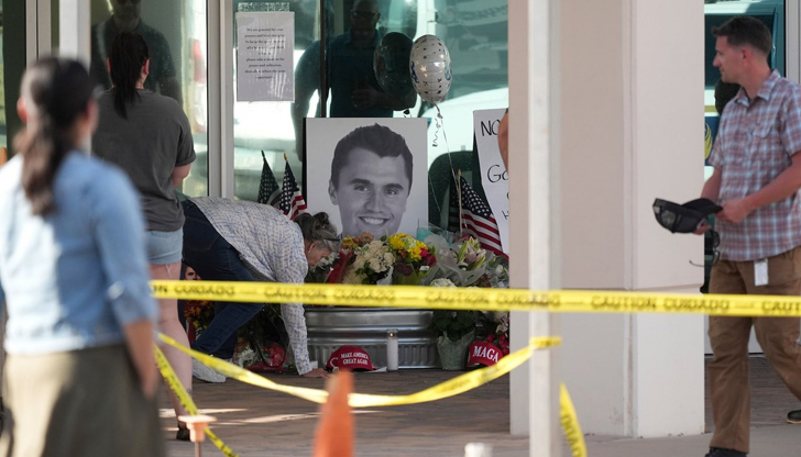 Лидерът на младите консерватори в САЩ беше прострелян в шията