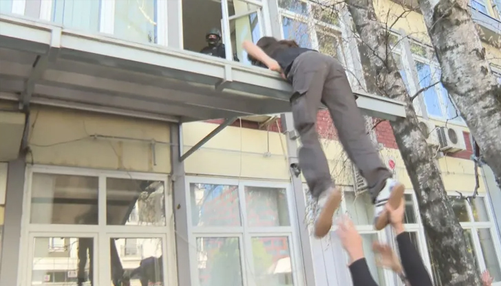 Някои студенти опитаха да влязат в сградата, катерейки се по