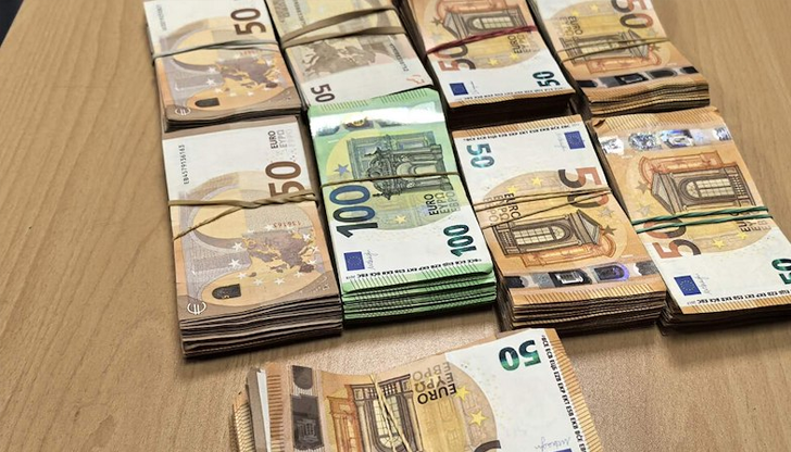 Парите били укрити в тапицерията на кабина и в матрак