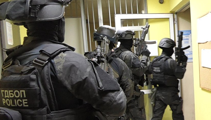 Петима души са задържани, а схемата е ощетила над 100