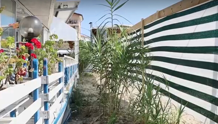 Шезлонги и чадъри остават недостъпни за плажуващите пред конкурентно заведениеНаемателят