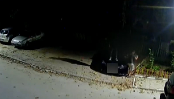 Охранителни камери са запечатали вандалския акт в центъра на ПловдивДве