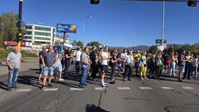 Жители на Дружба и Горубляне затвориха ключовото кръстовище до 20:00