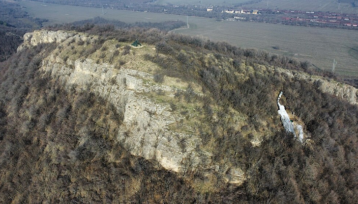 Останките са на хора от мъжки и женски пол, а