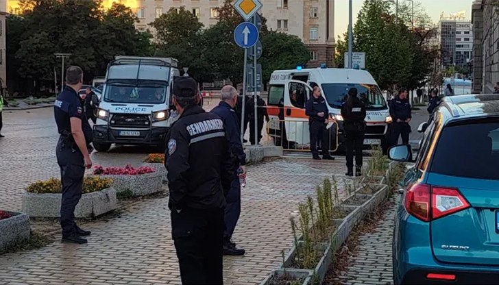 На служителя на реда му прилошало, откаран е с линейка,