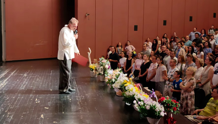 Мариан Бачев връчи почетна грамота на актьора по време на