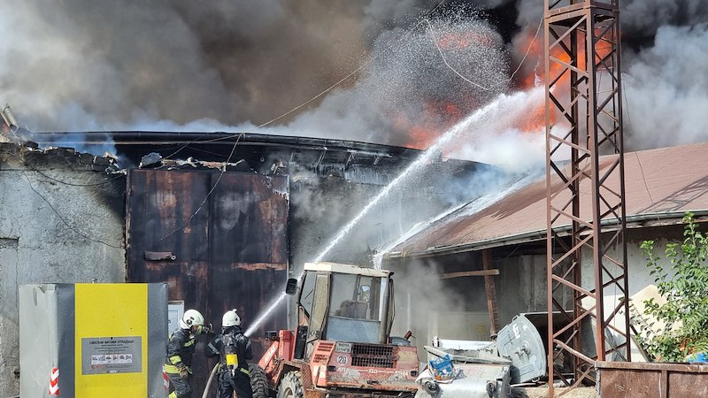 Четири екипа на пожарната се борят с огъня, който тръгна