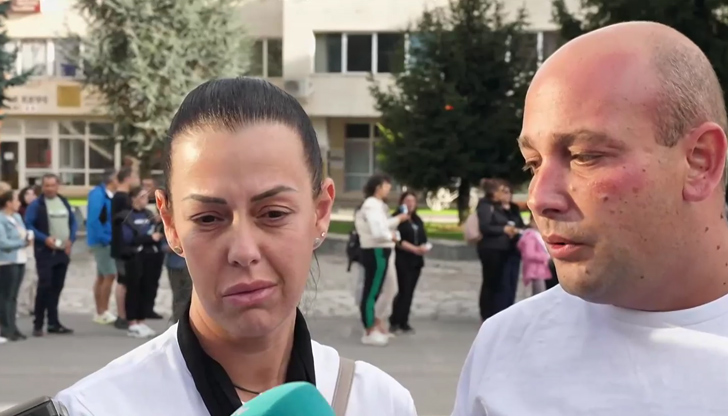 Стотици запалиха свещи в Разлог в памет на детето, което