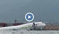 Товарен самолет излезе от пистата и падна в морето на летището в Хонконг