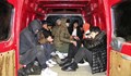 Гранични полицаи задържаха каналджия и 26 нелегални мигранти