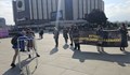 Активисти бутат болнично легло из София в знак на протест