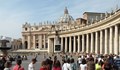 Младеж оскверни олтара в базиликата "Свети Петър" във Ватикана пред стотици туристи