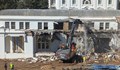 Багер съборя източното крило на Белия дом
