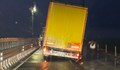 ТИР хлътна на Дунав мост и блокира движението