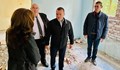 Пенчо Милков инспектира ремонта на общежитието в Образцов чифлик