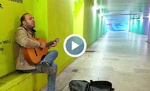 Историята на ирански музикант, които превърна софийските подлези в своя сцена