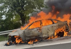 Движението към София при 81 ви километър е затрудненоЛек автомобил се