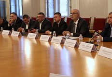 Депутати спориха за Делян Пеевски и политическия неутралитетПарламентарната комисия по