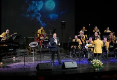 Развълнуваната публика повика изпълнителя три пъти на бисВасил Петров разтърси