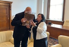 От Националният браншов синдикат Наука и образование подариха на лидера