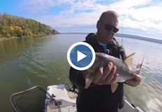 Влогърът Тео от DnFishing улови 60 сантиметрова риба но изпусна още