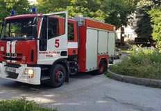 Два екипа са гасили натрупани битови отпадъци в блок 403Пожарникари