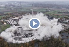 Хиляди наблюдаваха събарянето на централата в ГундермингенДвете охладителни кули на