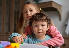 МОН Училища не назначават помощници въпреки нуждатаБроят на децата със