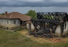 Изгорели са покривната конструкция мебели и вещиПожар в спомагателна постройка