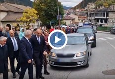 Президентът беше посрещнат с аплодисменти при първото използване на собствена