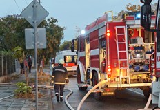 Собственикът излезе навън преди огънят да се разпространи има леко