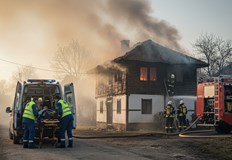 Собственикът на имота е откаран в болница със съмнение за