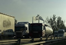 Неправилно паркирани тирове създават задръствания и рискове за инциденти всеки