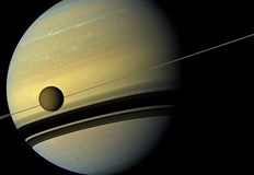 Полярни и неполярни молекули се комбинират на спътника на Сатурн