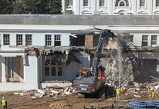 Администрацията твърди че не се нуждае от одобрение за събарянетоСтроителни