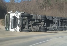 Движението в участъка е било временно затруднено до обезопасяване на