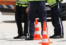 Инспекторът на автомобилната администрация ударил пешеходец при маневра на заден
