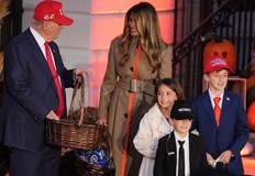 Дете избра да се маскира в костюм на тоалетна с