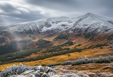 Във високите части има снежна покривка и заледени терениТуристите трябва