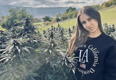 Момичето позирало сред растения приличащи на наркотикаСлужители на полицията в