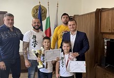 Кметът Пенчо Милков награди шампионите от СК Бушин за успеха