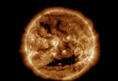 Огромна уста изпраща слънчев вятър към ЗемятаКосмическата обсерватория на НАСА