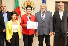 Драгомир Драганов награди Боряна Манолова за принос в иновациитеГлавният изпълнителен