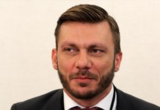 Той и още един мъж остават в ареста други двама