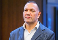 Боксьорът ще защитава световната си титла срещу руснака Мурат Гасиев