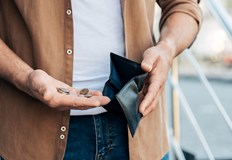 Повечето държат парите си в брой или в банка и