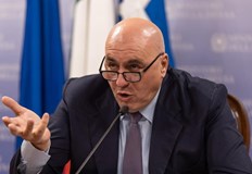 Министърът на отбраната Гуидо Крозето обяви планове за защита на