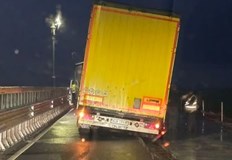 Камионът беше издърпан от багер движението е възстановеноПолски тежкотоварен автомобил