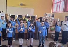 Ученици и учители почетоха будителите с рецитали танци и рисункиПо