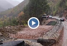 Забраната се отнася за всички видове превозни средстваПътят между Девин